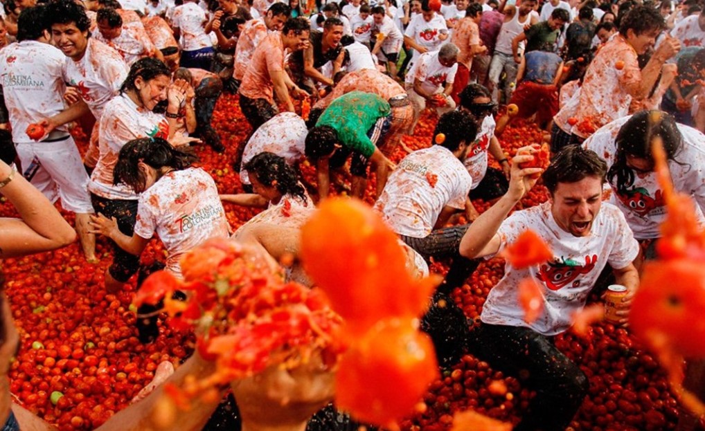 ¿Aburrido?  ¡¡Puedes unirte a una pelea de tomates gigantes en España!!  – Economista escribiendo todos los días.
